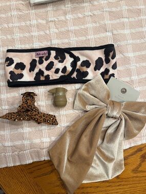 Hair accessories- kitsch, NWT velvet bow